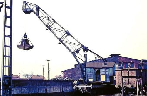 Bekohulngskran_Emden_Bahnhof_1975_BW_Dampflokomotiven_Bekohlungsanlage_Kran-2.jpg