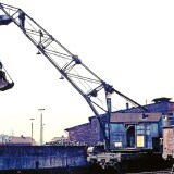 Bekohulngskran_Emden_Bahnhof_1975_BW_Dampflokomotiven_Bekohlungsanlage_Kran-2