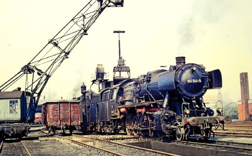 Bekohulngskran_Emden_Bahnhof_1975_BW_Dampflokomotiven_Bekohlungsanlage_Kran_BR_51_544-1.jpg
