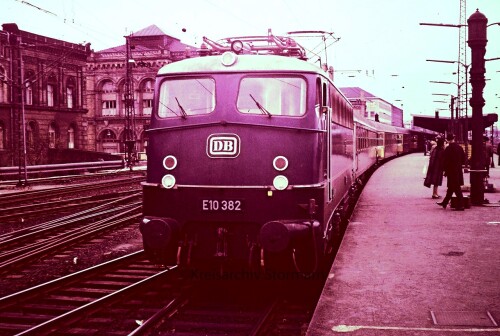 E_10.3-BR_110_112_1966_Hannover_Hauptbahnhof---Kopie.jpg
