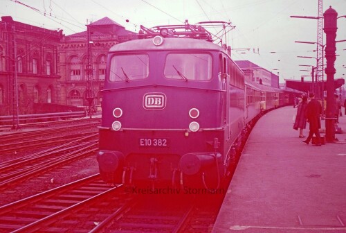 E_10.3-BR_110_112_1966_Hannover_Hauptbahnhof.jpg