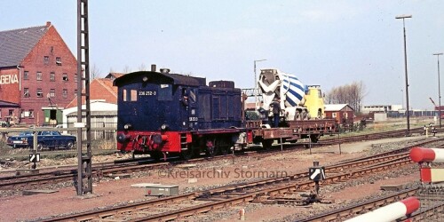 Emden-Bahnhof-1975-BR-236-V36-Zementmischer-Rungenwagen.jpg