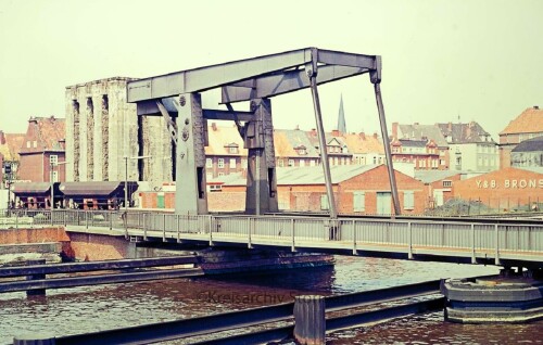 Emden_Zugbrucke_Eisenbahnbrucke_Schuttwagen_1975.jpg