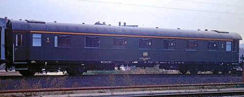Hannover_Hauptbahnhof_1966_Personenwagen_Vorkrieg.jpg