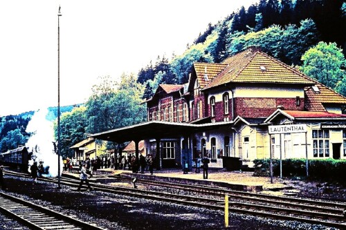 a-Lauthenthal_Bahnhof_1976_Br_044_Bahnsteigdach_Oberharz_Stilllegung_Eisenbahnstrecke_Oberharz-1.jpg