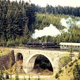 c-Altenau_Lauthenthal_Bahnhof_Viadukt_BR_044_Sonderzug_Umbauwagen_preusisch_dreiachsig_1976_letzte_Fahrt