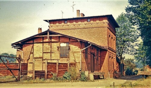 Bahnhof_Schmilau_1967_Bahnhofsgebaude_Backstein_Rotklinker_Kaiserbahn.jpg