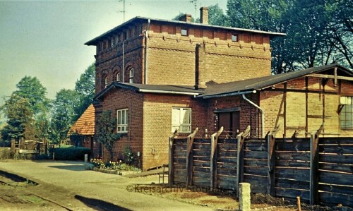 Bahnhof_Schmilau_1967_Bahnhofsgebaude_Backstein_Rotklinker_Kaiserbahn_gleisseitig.jpg