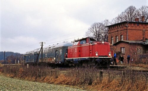 Bahnhof_Schmilau_1980_BR_212_rot_Doppelstockwagen_LBE_DoSto_DAB_6Kaiserbahn.jpg