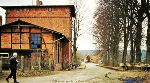 Bahnhof_Schmilau_1980_Bahnhofsgebaude_Backstein_Rotklinker_Kaiserbahn.jpg