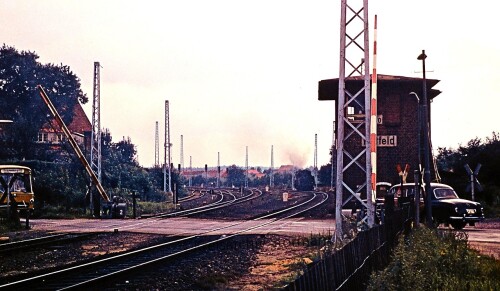 Hittfeld_1967_Elektrifizierung_der_Strecke_Mercedes_Poton_Bahnubergang_Schranke.jpg
