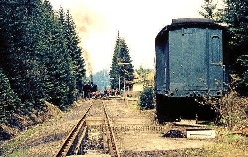 KPEV_C4u-Altenau_Bahnhof_BR_044_534_letzte-Fahrt_Strecke_Stillllegung_1976_Altbauwagen_Gartenhaus-1.jpg