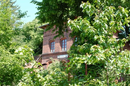 Schmilau_Bahnhof_Bahnhofsgebaude_Guterschuppen_2020_und2023_Kaiserbahn_Eisenbahn_Erlebnispark-3.jpg