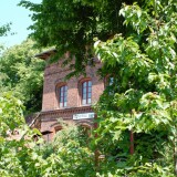 Schmilau_Bahnhof_Bahnhofsgebaude_Guterschuppen_2020_und2023_Kaiserbahn_Eisenbahn_Erlebnispark-3