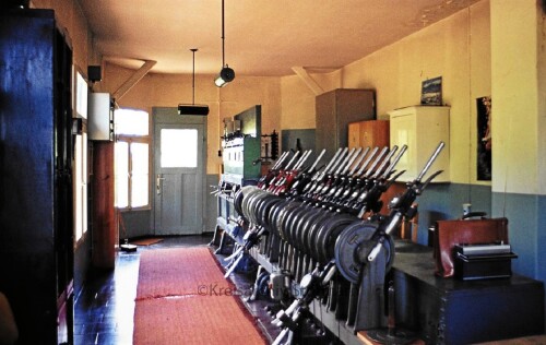Altes_Stellwerk_Bahnhof_Bad_Segeberg_1977_Fahrstrasen_Schalter_Hebelstellwerk-2.jpg