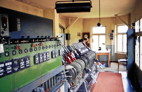 Altes_Stellwerk_Bahnhof_Bad_Segeberg_1977_Fahrstrasen_Schalter_Hebelstellwerk-3.jpg