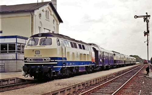 BR_218_124_Rheingold_Zug_Express_Sonderzug_Bahnhof_Bad_Segeberg_1977-2.jpg