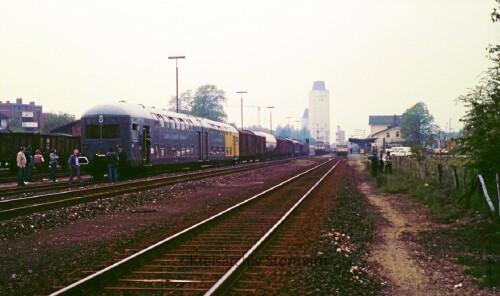 BR_220_V_200.0-DAB_6_Doppelstockwagen_Lubecker_Eisenbahnfreunde_Guterzug_Bahnhof_Bad_Segeberg_1984-1.jpg