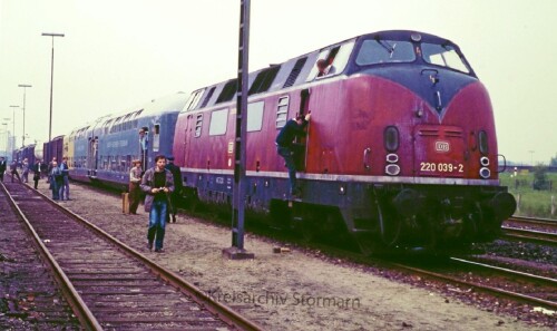 BR_220_V_200.0-DAB_6_Doppelstockwagen_Lubecker_Eisenbahnfreunde_Guterzug_Bahnhof_Bad_Segeberg_1984-3.jpg