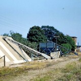Bahnhof_Kastorf_Kaiserbahn_1969_Ldestrase_Guterverladung_Schoterwagen_gedeckter_Guterwagen-1
