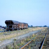Bahnhof_Kastorf_Kaiserbahn_1969_Ldestrase_Guterverladung_Schoterwagen_gedeckter_Guterwagen-2