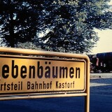 Bahnhof_Kastorf_Kaiserbahn_1969_Ldestrase_Guterverladung_Schoterwagen_gedeckter_Guterwagen-3