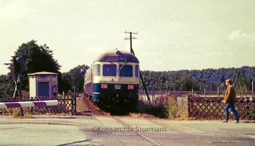 Bahnubergang_Bad_Segeberg_1984_Karlsruher_Kopf_Silberling_oeanblau.jpg