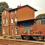 Wakendendorf-Gotzberg_Bahnhof_1973Hauptgebaude_preusischer_Flachwagen-2