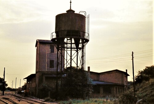 Wakendendorf-Gotzberg_Bahnhof_1973_Wasserturm-1.jpg
