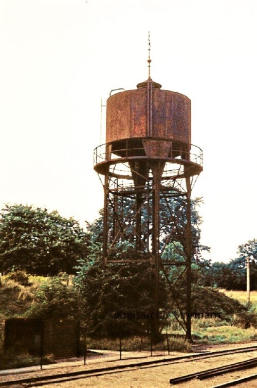 Wakendendorf-Gotzberg_Bahnhof_1973_Wasserturm-2.jpg