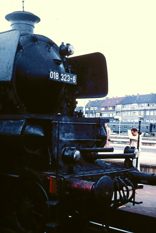 BR_18_323_Hildesheim_Hbf_Bahnhof_1969_Front_Kessel_Dreilicht_Spitzensignal.jpg