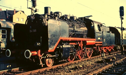 BR_24_HildesheimBahnhof_1972_Sonderzug_historischer_Zug.jpg