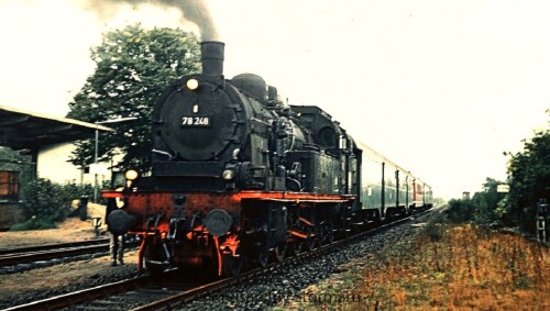 Rickling_Bahnhof_BR_78_248_1967_Sonderzug_Samba_Wagen.jpg