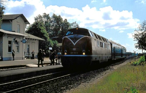 Rickling_Bahnhof_V_200.1-BR_221_133_1979_Dosto_LBE_DAB_6_Doppelstockwagen_Lubeck_Buchener_Eisenbahn.jpg