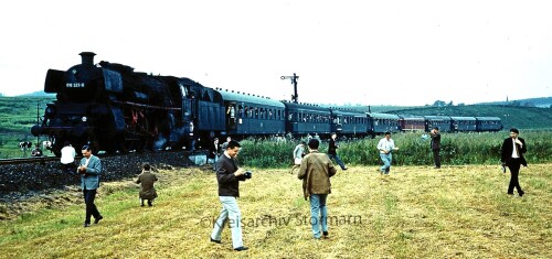 Bahnhof_Altenbeken_BR_18_323_1969_historischer_Zug_Dampfsonderfahrt_Schutzenwagen-2.jpg