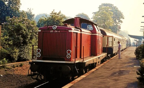 BR_212_rot_purpurrot_HH_wandsbek_gartenstedt_Bahnhof_1980_Sonderfahrt_LBE_DBA_6_Doppelstockwagen.jpg