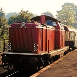 BR_212_rot_purpurrot_HH_wandsbek_gartenstedt_Bahnhof_1980_Sonderfahrt_LBE_DBA_6_Doppelstockwagen