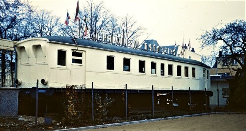 1968_Hamburg_Rahlstedt_Bahnhof_db_reisburo_bayerN_Triebwagen.jpg