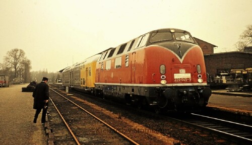 1980_Bahnhof_Rahlstedt_BR_220_Sonderfahrt_LBE_Doppelstockwagen_DAB_6_Lubeck_Buchener_Eisenbahngesellschaft-1.jpg