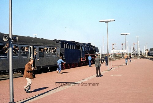 Bahnhof_Emden_BR_043_326_1977_Dampflok-2.jpg