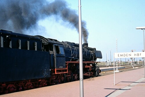 Bahnhof_Emden_BR_043_326_1977_Dampflok-3.jpg