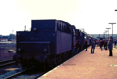 Bahnhof_Emden_BR_051_654_1975_Dampflok-2.jpg
