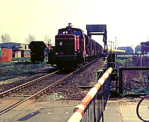 Bahnhof_Emden_BR_261_Schwenk_Brucke_1977.jpg