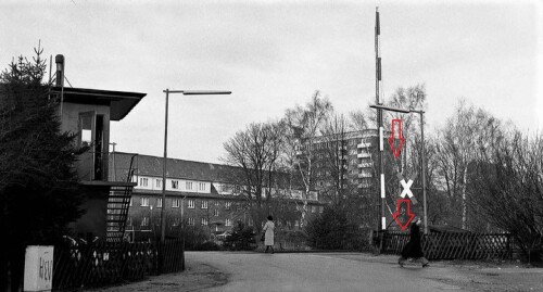 Bahnubergang_ahrensburg_1974_Kastanienallee_Schaferweg_10_Hochhaus.jpg