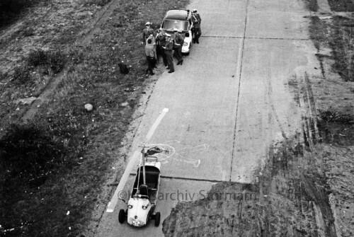 Messerschmidt_Kabinenroller_Hubschrauber-Mercedes-Ponton_Todesfall_Polizei_1965_witzhave_aUTOBAHN.jpg