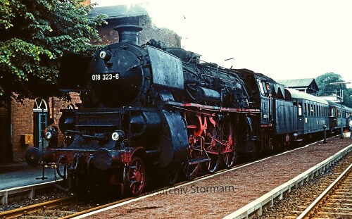 BR_018_323_Bahnhof_Bornum_Harz_BR_18_323_1969_historischer_Zug_Dampfsonderfahrt_Schutzenwagen-1.jpg