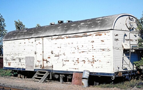 Gedeckter-Guterwagen_weis_Norddeich_Hbf_Bahnhof_1977_Bahnhof.jpg