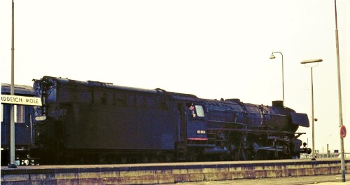 Norddeich_Hbf_BR_012_BR_12_1975_BahnsteigNorddeich-1.jpg