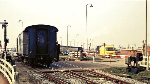 Norddeich_Hbf_Bahnubergang_Schranke_1975_DB_Deutsche_Bundesbahn_Rangieren.jpg
