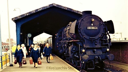 Norddeich_Mole_Bahnhof_BR_012_061_Empfangshalle_1975_Dampflok_2_C_1.jpg